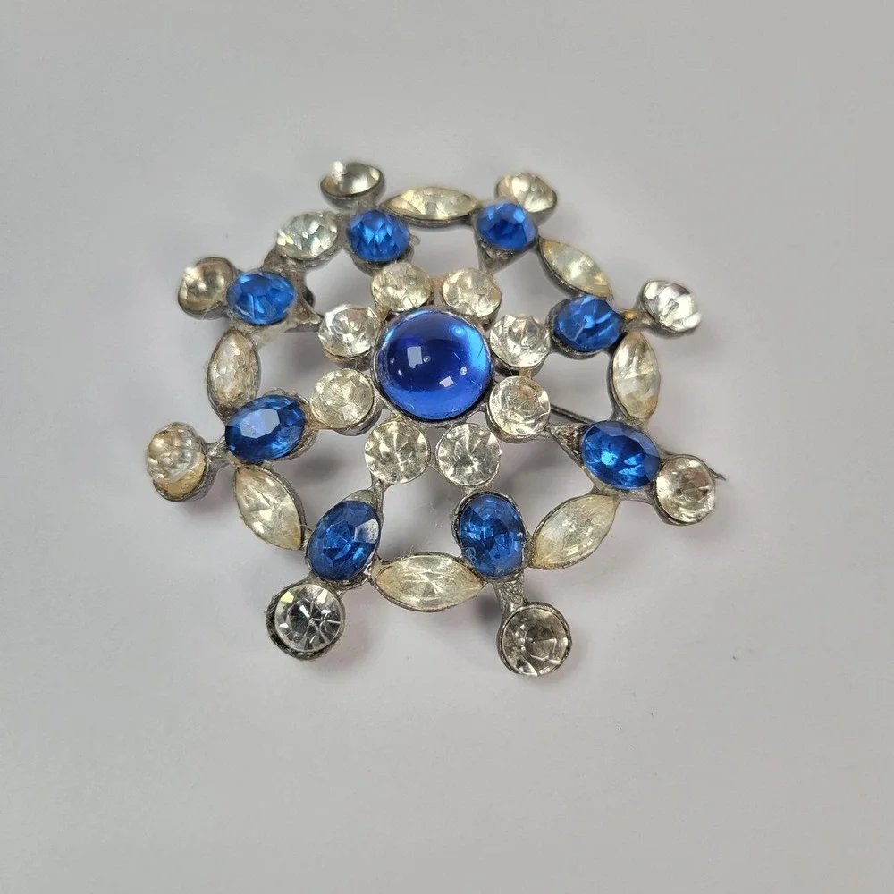 Vintage Pot‎ Metal Brooch Floral Snowflake Blue Clear Rhinestones READ